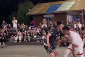 賀天舉現(xiàn)身野球場(chǎng) 退役那么多年基本功依然扎實(shí)