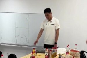 不要哭 來年再戰(zhàn)！華大主教練周魯南更衣室發(fā)言動(dòng)情流淚~