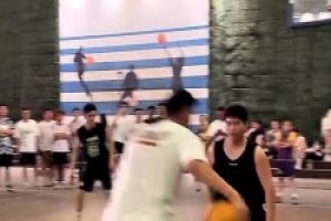 奈何手感不好 瘋狂打鐵！賀天舉野球場(chǎng)和球迷切磋球技~