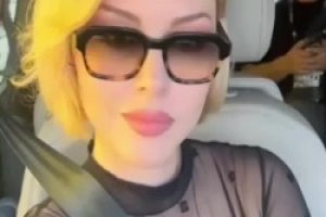 歐冠女主持一身清涼透氣裝~這身材真是羨煞旁人