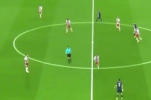 梅西每一次觸球都遭到巴黎球迷狂噓，解說：我沒來沒遇到過