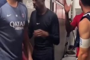 擁抱致敬！梅西賽后在更衣室門口等巴黎球員擁抱！