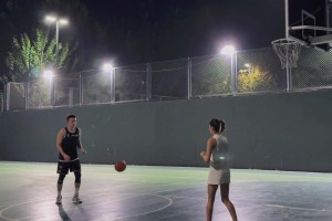 人生贏家！付豪球場(chǎng)練習(xí)投籃 妻子給自己當(dāng)陪練