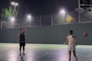 免費(fèi)的球童哈！付豪女友陪著付豪一起練球：美好的一切~