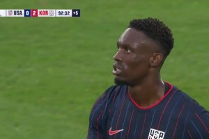 這都不進(jìn)嗎？巴洛貢近距離3連擊射門，兩次被趙賢祐撲出+中框！