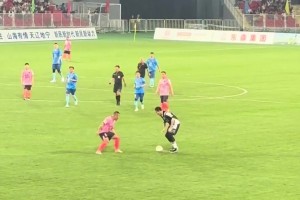 逗比哈！郭艾倫參加名人足球賽 直接拿起足球運(yùn)到禁區(qū)被二哥撂倒