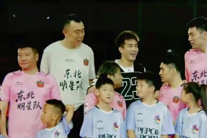 久違的畫(huà)面??！郭艾倫參加足球名人賽 出場(chǎng)時(shí)站到大韓和二哥中間