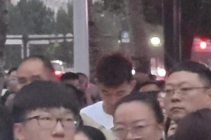 在東北，你就是孫銘徽，你也得排隊接孩子放學