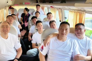 你認識幾個哈？胡衛(wèi)東和唐正東等老隊友們出發(fā)去蘇超開幕式~