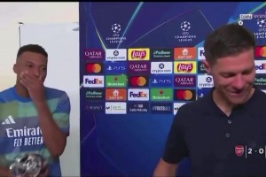 阿隆索對記者說姆巴佩是球隊領(lǐng)袖之一，姆巴佩聽到后害羞的笑了