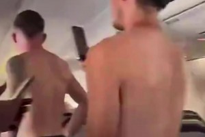 這劇情不對勁！摩納哥去客場的飛機空調(diào)故障，球員全員裸男