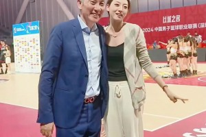 又一個岳父大人！此前深圳主帥鄭永剛被高顏值女兒拉住在場邊合影