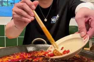 偶遇拳迷+餐前服藥朱芳雨：重慶火鍋的微辣是真的辣