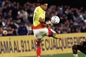 大型犯罪式過人現(xiàn)場！迪亞斯這一挑球，讓德保羅十分狼狽！