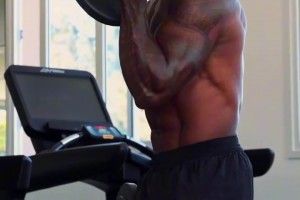 澤羅伯托簡直是刀鋒戰(zhàn)士本人，這腹肌雕刻得實(shí)在太養(yǎng)眼了~