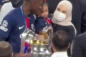 當時登貝萊老婆裹得嚴嚴實實，還記得登貝萊結(jié)婚沒請隊友到場