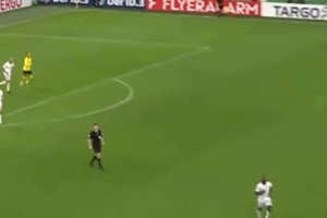 原來(lái)是不滿換人！球員暴力解圍，球直接打到助教的換人牌上！