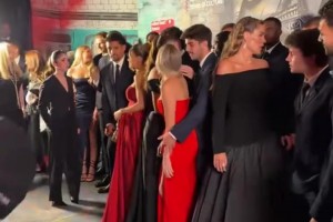 大巴黎眾人帶著妻子和登貝萊合影，只有杜埃、巴爾科拉沒有女朋友