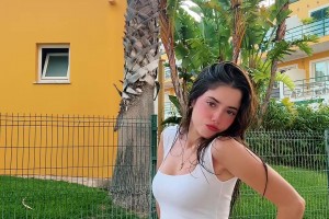 喜歡嗎？內(nèi)維斯女友真是膚白貌美身材絕