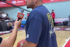 尷尬了哈！西熱力江教學(xué)自創(chuàng)的喀什步 閆軍老師現(xiàn)場(chǎng)點(diǎn)評(píng)：走步了