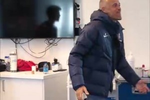 隊內氛圍真好！登貝萊回巴黎分享金球，維蒂尼亞愛不釋手！