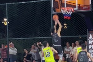 王哲林直呼內(nèi)行！這位大哥快攻籃下連刷6次才投中 包括多次空籃