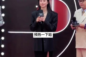 有點(diǎn)帥哈！王思雨一身黑色的西服穿搭現(xiàn)身微博之夜活動(dòng)~