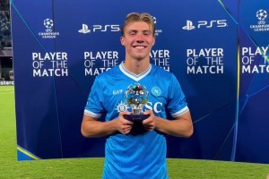 曼聯(lián)出品必屬精品！霍伊倫當選全場領(lǐng)取獎杯