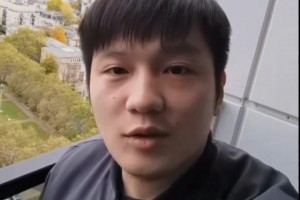 樊振東當(dāng)年和波爾去看多特比賽，路上吃著零食還一口一個(gè)謝謝媽媽