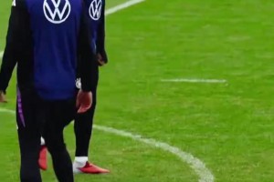 六親不認的步伐！國家隊訓練中的快樂阿德耶米！