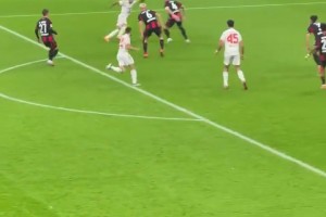 這球真的太不講理了！場邊視角看迪亞斯禁區(qū)內爆射近角破門！