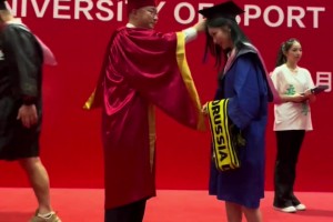 很給面子了！拜仁球迷的書記給多特球迷女孩撥穗