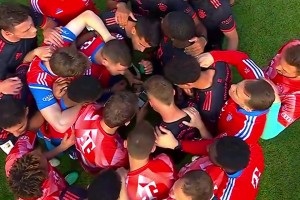 兩年前拜仁球員賽后圍在一起看多特比賽結(jié)果，隨后慶祝冠軍