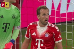 當?shù)之攱?！凱恩回防飛鏟化解射門！本場踢中鋒踢中場又當后衛(wèi)！