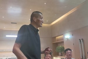 劉玉棟曬和巴特爾、鞏曉彬等老一輩球星大聲歌唱：男人間的快樂(lè)~