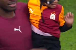 難道是遺傳？奧斯梅恩與女兒一起慶祝，女兒也有專屬面罩！