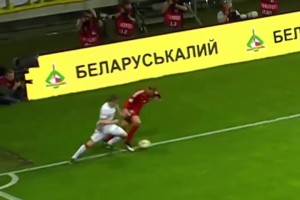 戲耍對(duì)手前鋒！再危險(xiǎn)的情況，諾伊爾也波瀾不驚！