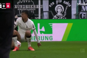 韓國歸化國腳真狠啊??卡斯特羅普飛鏟迪亞斯，裁判將其紅牌罰下