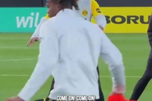 超級氛圍組阿德耶米！多特對內(nèi)訓(xùn)練備戰(zhàn)德國杯對陣法蘭克福！