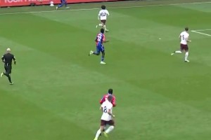 第一腳接球這下太從容了！奧利塞在水晶宮時(shí)就已展現(xiàn)大師風(fēng)采！