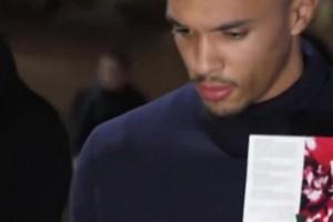 紀念若塔 游戲搭子阿諾德為好友獻上手柄