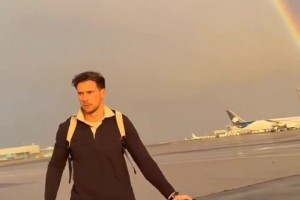 今晚好運(yùn)加持？拜仁抵達(dá)巴黎時(shí)遇見(jiàn)落日彩虹