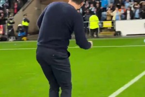 我禿了也變強(qiáng)了！蘭帕德“農(nóng)夫三拳”慶祝，率考文垂領(lǐng)跑英冠