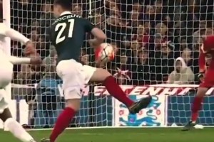 這弧線有點(diǎn)離譜了！門將：這球怎么越走越遠(yuǎn)！