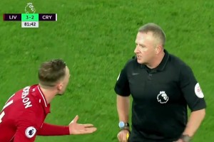 我在球場上遇到了自己的小學老師，他居然送給了我一張紅牌！