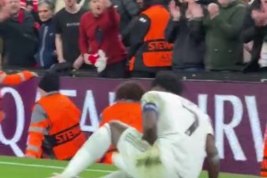 維尼修斯在和布拉德利對抗中倒地，慘遭利物浦球迷怒罵