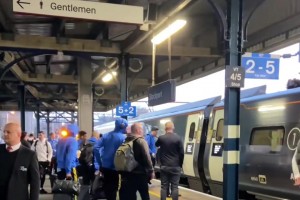 曼聯(lián)全隊乘坐火車前往倫敦戰(zhàn)熱刺，怎么穿一身藍