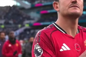 走在正確的道路！賽后曼聯(lián)全隊謝場時球迷給與掌聲鼓勵