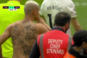 又來一次！當年里沙利松絕平后脫衣瘋狂慶祝+下秒被利物浦絕殺