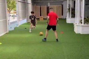 從這個視頻能看出來加納喬基本功太差了，回傳的球全都是飛起來的